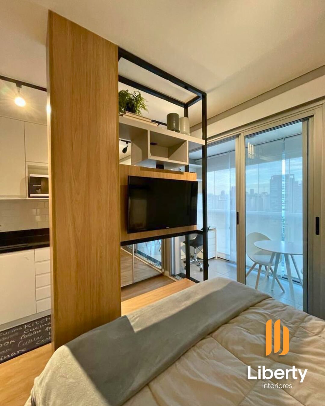 Studio integrado com painel de TV e marcenaria funcional