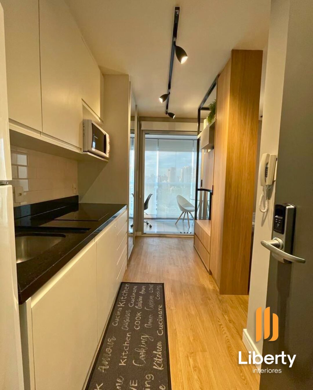 Cozinha compacta planejada com integração ao ambiente