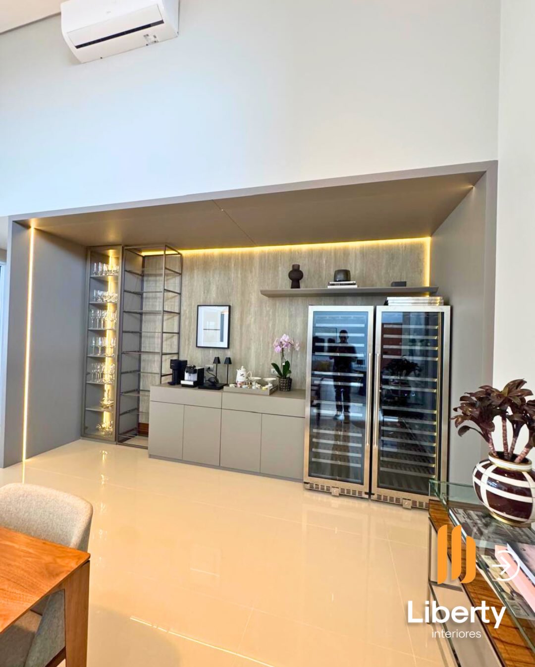 Cozinha em L com bancada e acabamento contemporâneo