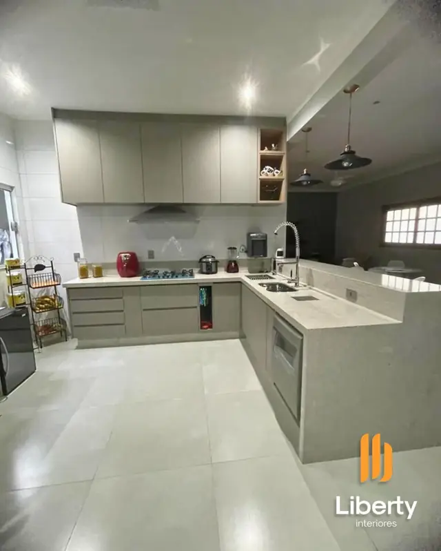 Espaço gourmet com adega e marcenaria de alto padrão