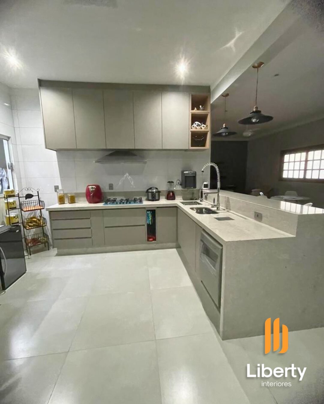 Espaço gourmet com marcenaria premium e área para receber visitas