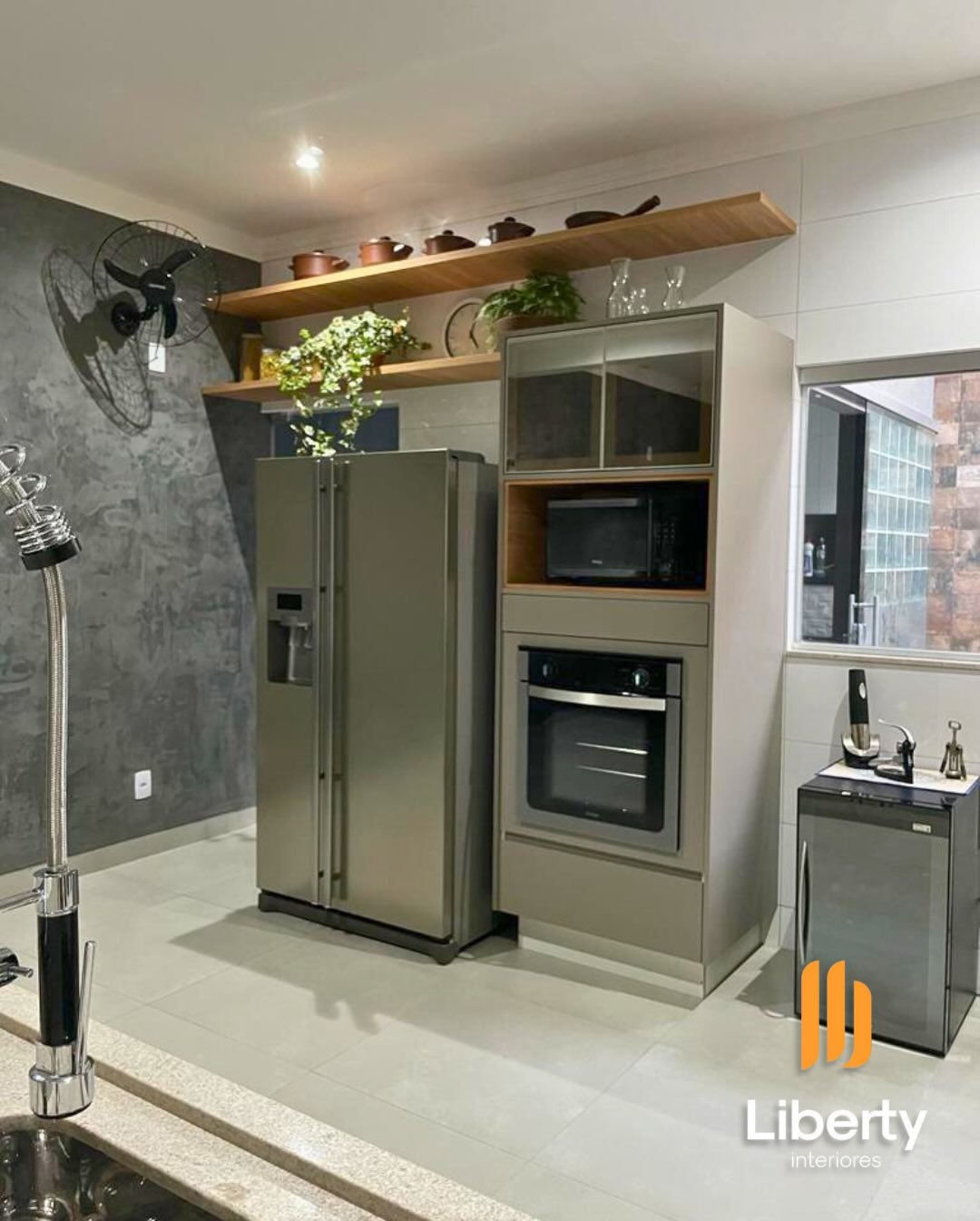Cozinha planejada com torre de eletros e nichos estratégicos