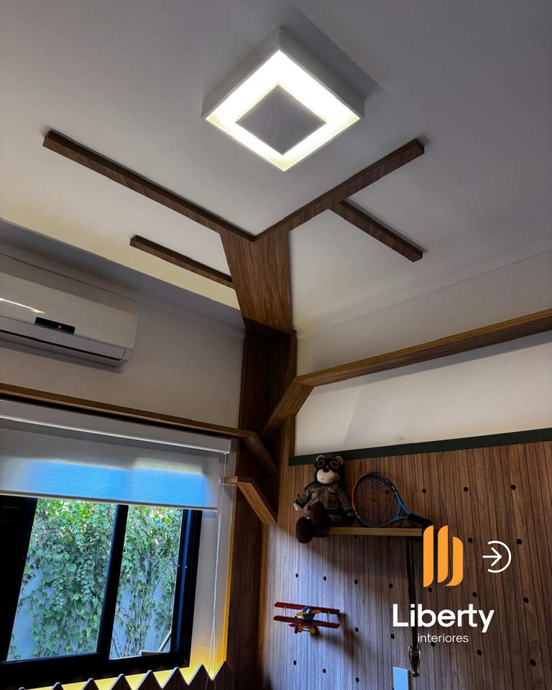 Quarto planejado que transforma o ambiente em um espaço funcional,